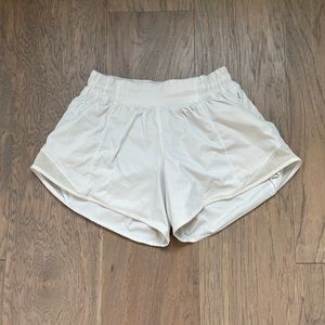Lululemon White Hotty Hot Low-Rise Lined Short 4” size 2